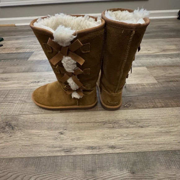 Koolaburra by UGG - Girls Size 2 - Picture 3 of 7